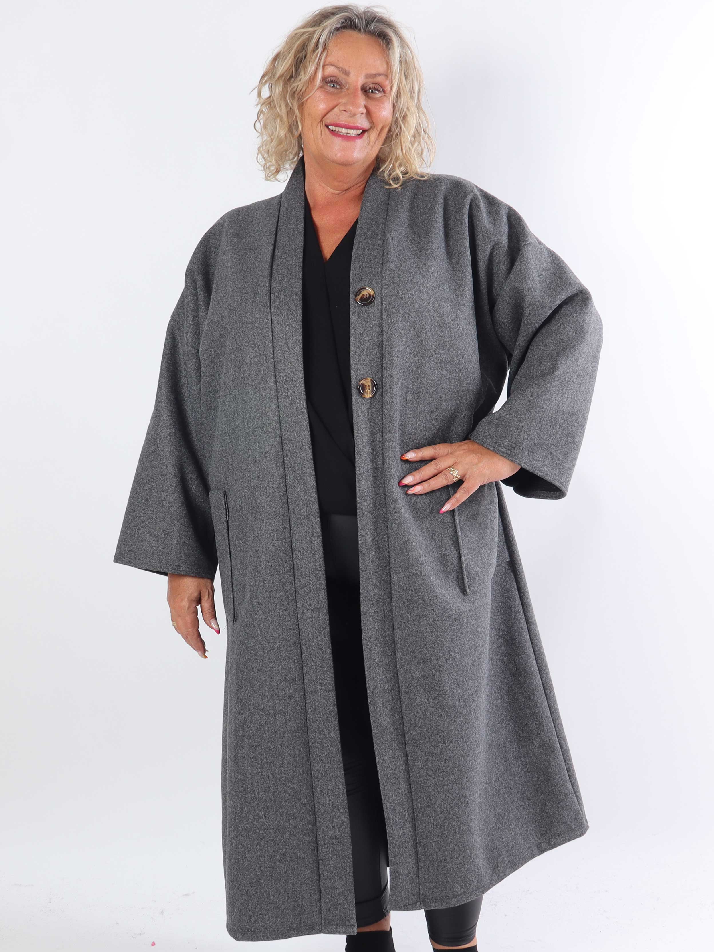 Abbelin - Lång plus size-kappa med dekorativa knappar